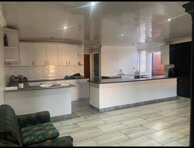 4 BEDROOM HOUSE FOR SALE IN EASTRIDGE